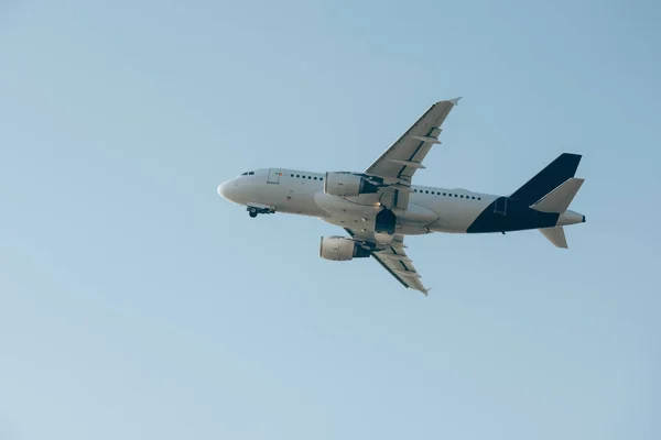 Partida Voo Avião Comercial Céu Azul — Fotografia de Stock