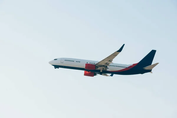 Laag Zicht Commercieel Vliegtuig Dat Opstijgt Heldere Lucht — Stockfoto