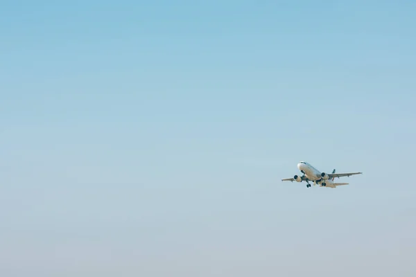 Αεροπλάνο Απογειώνεται Μπλε Ουρανό Αντίγραφο Χώρου — Φωτογραφία Αρχείου