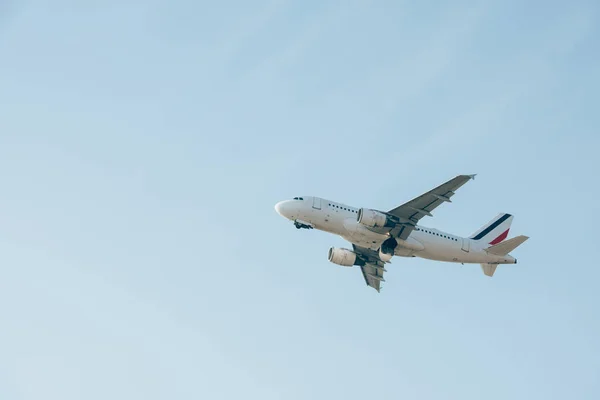 Vista Baixo Ângulo Partida Voo Avião Céu Claro — Fotografia de Stock