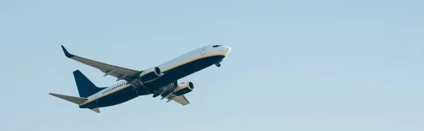 Verkehrsflugzeug Hebt Bei Blauem Himmel Panoramaaufnahme — Stockfoto