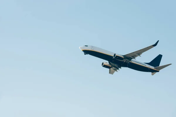 Alacsony Látószögű Kilátás Tiszta Égbolton Leszálló Repülőgépre — Stock Fotó