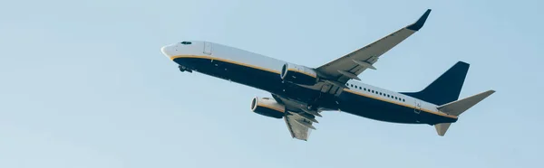 Panoramische Opname Van Het Vliegtuig Met Blauwe Lucht Achtergrond — Stockfoto