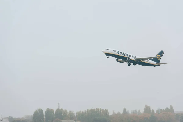 Kyiv Ucraina Ottobre 2019 Aereo Jet Ryanair Che Decolla Cielo — Foto Stock