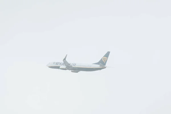 Kyiv Ukraine Octobre 2019 Départ Avion Ryanair Dans Ciel Nuageux Photos De Stock Libres De Droits