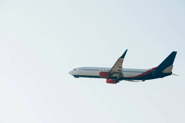 Vue Angle Bas Départ Vol Avion Dans Ciel Dégagé Image En Vente