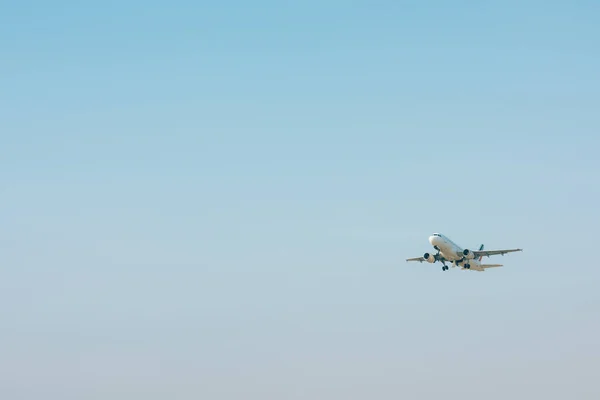 Flugzeug Hebt Bei Blauem Himmel Mit Kopierraum lizenzfreie Stockbilder