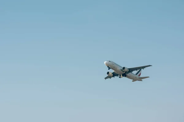 Avion Commercial Atterrissant Dans Ciel Bleu Photos De Stock Libres De Droits