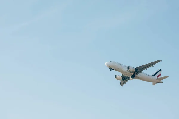 青空で離陸するジェット飛行機の低角度ビュー ストック画像