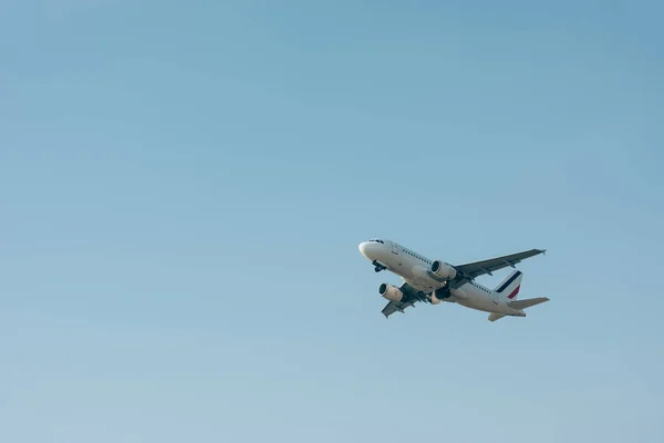 Vue Faible Angle Avion Réaction Commercial Dans Ciel Dégagé Image En Vente