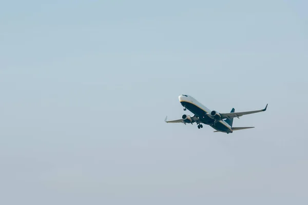 青い空の飛行機の低角度ビュー ストック画像