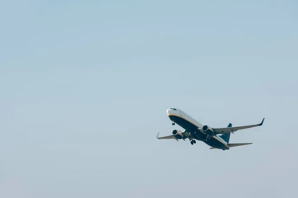 青い空に離陸する飛行機の低角度ビュー ストック写真