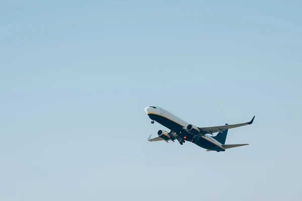 Abflug Des Flugzeugs Bei Blauem Himmel Mit Kopierraum Stockbild