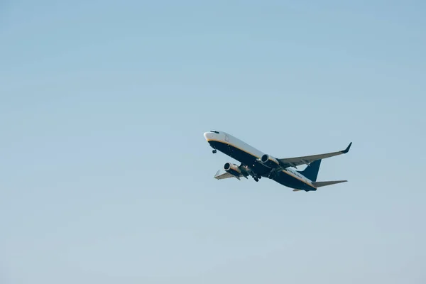 澄んだ空を飛行機が離陸する角度の低い風景 ロイヤリティフリーのストック画像