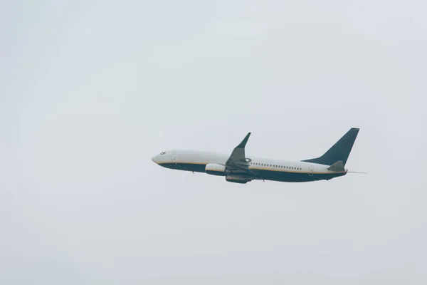 Tiefansicht Eines Startenden Flugzeugs Bei Bewölktem Himmel Stockfoto