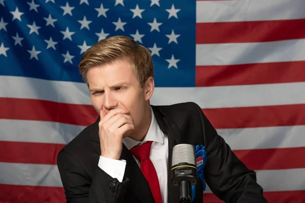 Cher homme sur tribune sur fond de drapeau américain — Photo de stock