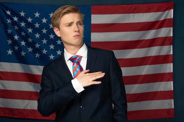 Чоловік жестикулює на американському фоні прапора — стокове фото