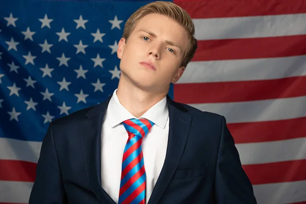 Ernster Mann auf amerikanischer Flagge Hintergrund — Stockfoto