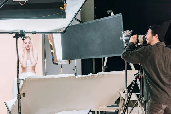 Videógrafo trabalhando com mulher bonita no estúdio de fotos — Fotografia de Stock