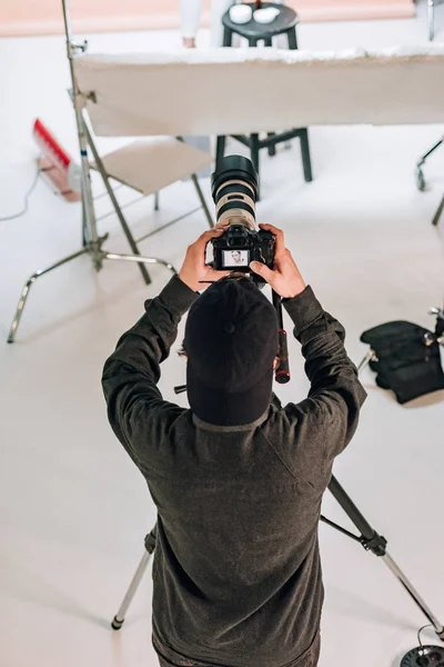 Vista aerea del cameraman che guarda il display della fotocamera nello studio fotografico — Foto stock