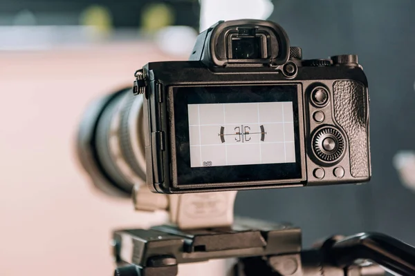 Enfoque selectivo del nivel electrónico en la pantalla de la cámara en el estudio fotográfico - foto de stock