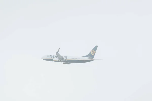 KYIV, UCRÂNIA - 21 DE OUTUBRO DE 2019: Voo de partida do avião ryanair no céu nublado — Fotografia de Stock