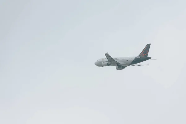 KYIV, UCRANIA - 21 de octubre de 2019: Avión jet de las aerolíneas de Bruselas despegando en el cielo nublado - foto de stock