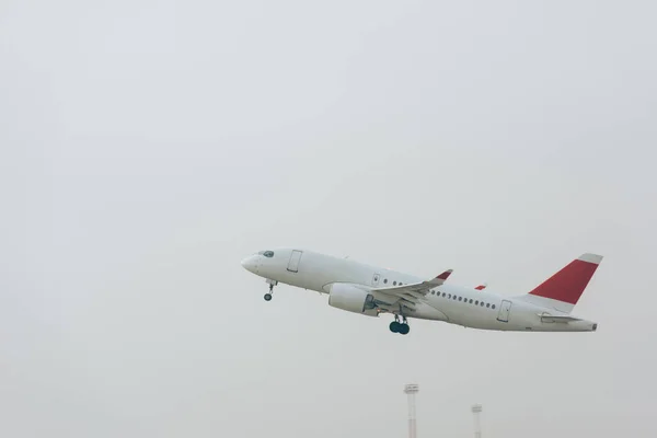 Verkehrsflugzeug hebt bei bewölktem Himmel im Hintergrund ab — Stockfoto