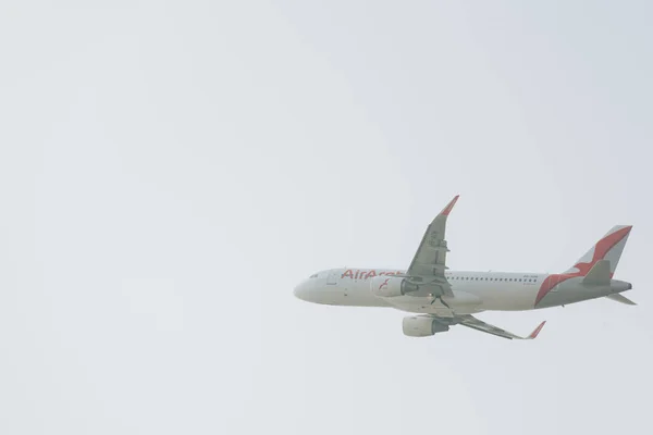 KYIV, UCRÂNIA - 21 DE OUTUBRO DE 2019: Avião comercial da companhia aérea arábia no céu nublado — Fotografia de Stock