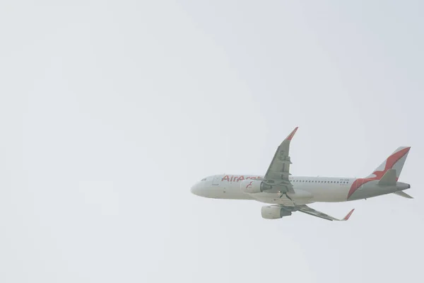 KYIV, UCRANIA - 21 de octubre de 2019: Avión comercial de la aerolínea aérea árabe en el cielo nublado - foto de stock