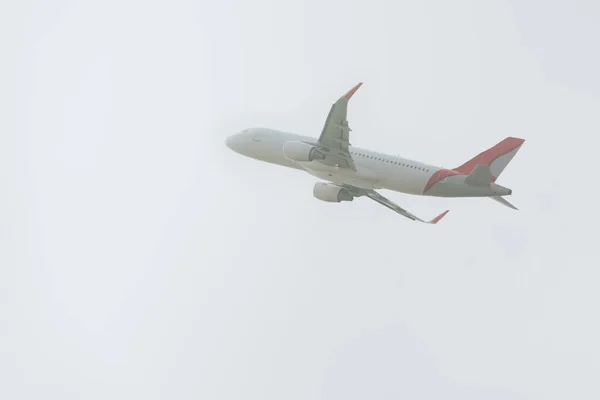 Salida del vuelo del avión en cielo nublado - foto de stock