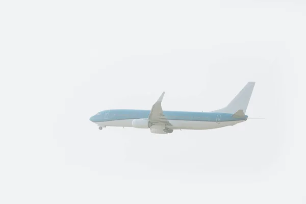 Avião a jato pousando com céu nublado no fundo — Fotografia de Stock
