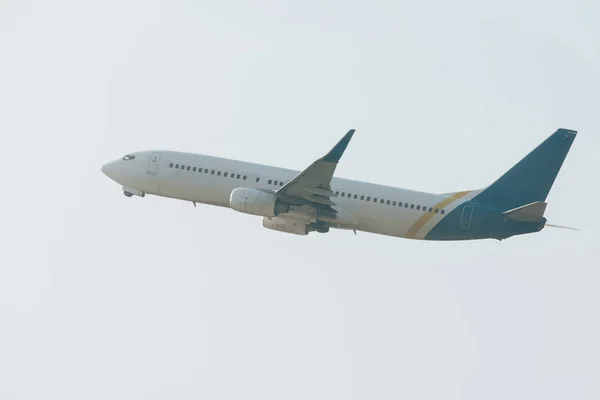 Low angle view of flight departure of jet plane in cloudy sky — Stock Photo