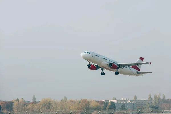 Salida del vuelo del avión jet sobre la pista del aeropuerto - foto de stock