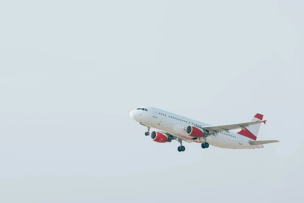 Flugzeug hebt bei bewölktem Himmel im Hintergrund ab — Stockfoto