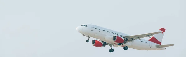 Abflug des Flugzeugs mit wolkenverhangenem Himmel im Hintergrund, Panoramaaufnahme — Stockfoto