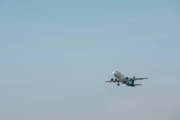 Décollage de l'avion avec ciel dégagé en arrière-plan — Photo de stock