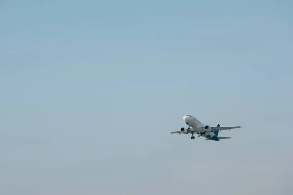 Avión despegando con el cielo despejado en el fondo - foto de stock