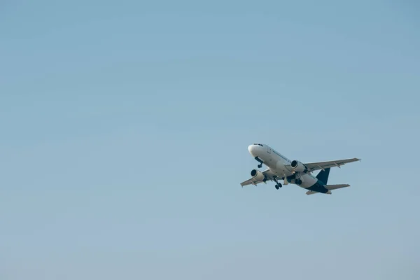 Partenza del volo aereo jet in cielo aperto — Foto stock