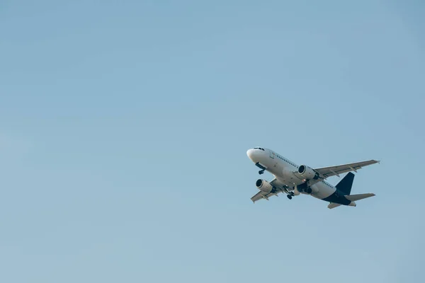 Vue à angle bas de l'avion décollant dans le ciel bleu — Photo de stock