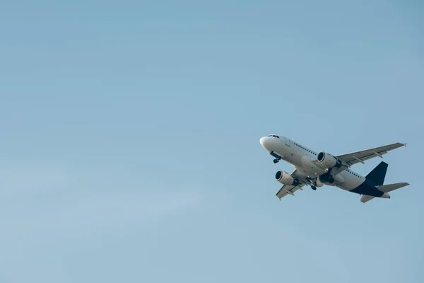 Avión jet comercial aterrizando en el cielo azul - foto de stock