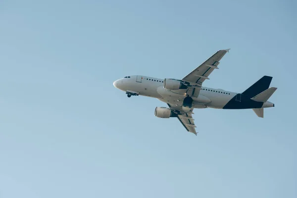 Low angle view of commercial plane taking off in blue sky — Stock Photo