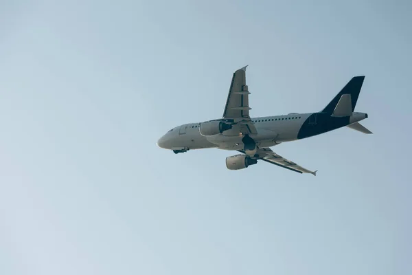 Visão de baixo ângulo do avião decolando no céu claro — Fotografia de Stock