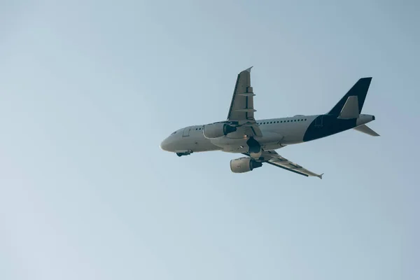 Tiefansicht des startenden Flugzeugs bei klarem Himmel — Stockfoto