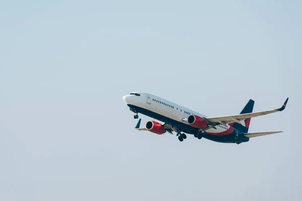 Avion commercial décollant avec un ciel dégagé en arrière-plan — Photo de stock
