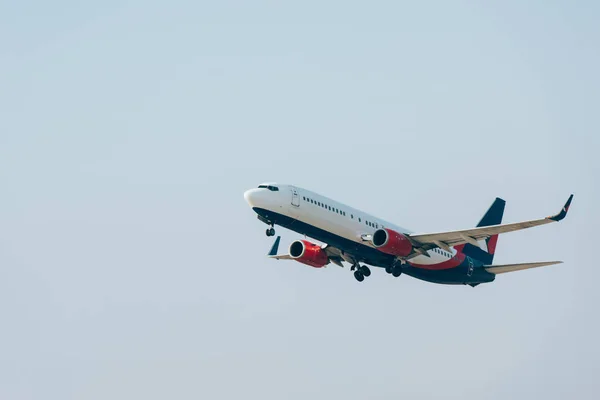 Verkehrsflugzeug hebt bei klarem Himmel ab — Stockfoto