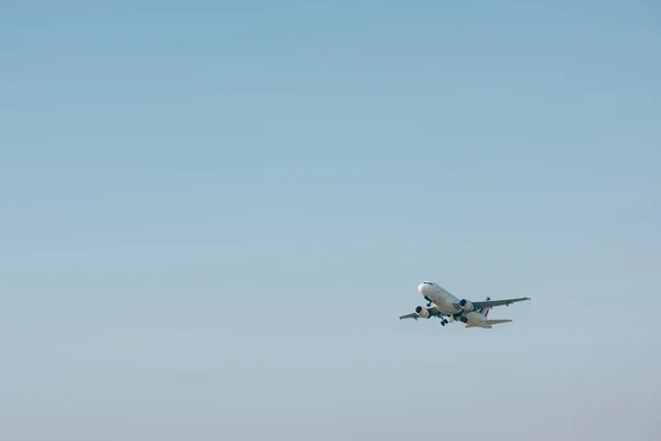 Vol départ de l'avion dans le ciel bleu avec espace de copie — Photo de stock