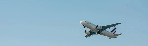 Partida de voo de avião no céu azul com espaço de cópia, tiro panorâmico — Fotografia de Stock
