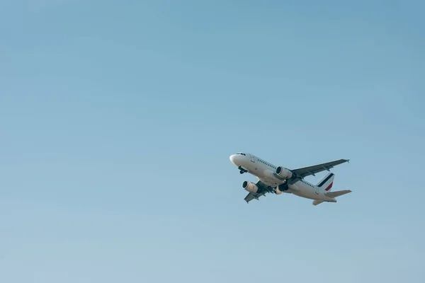 Vista de ángulo bajo del avión comercial en el cielo despejado - foto de stock