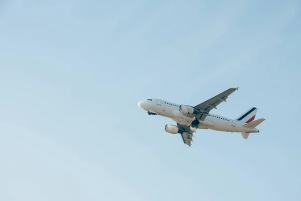 Low angle view of flight departure of airplane in clear sky — Stock Photo